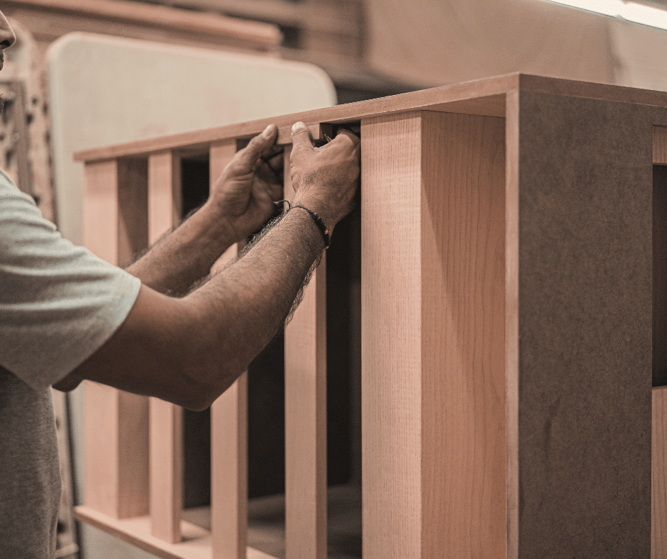 carpintero montando camas